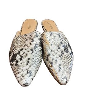 Express women’s snakeskin flat loafers size 6 preloved in excellent condition